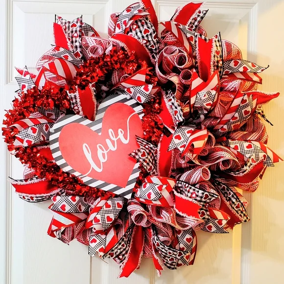 Charming Red and White Heart Wreath - Picture 1 of 1